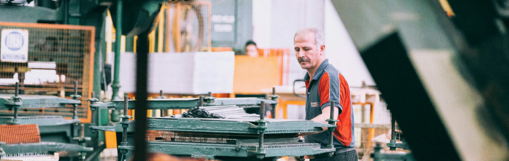 employé d'usine qui pourrait avoir du temps libéré si l'automatisation robotisée était mise en place